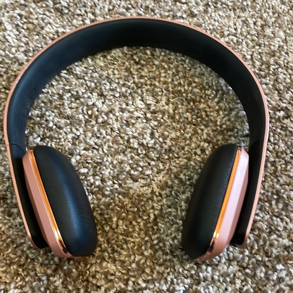 Echos Bluetooth headphones. Pairing is easy, pair to your phone on Bluetooth!